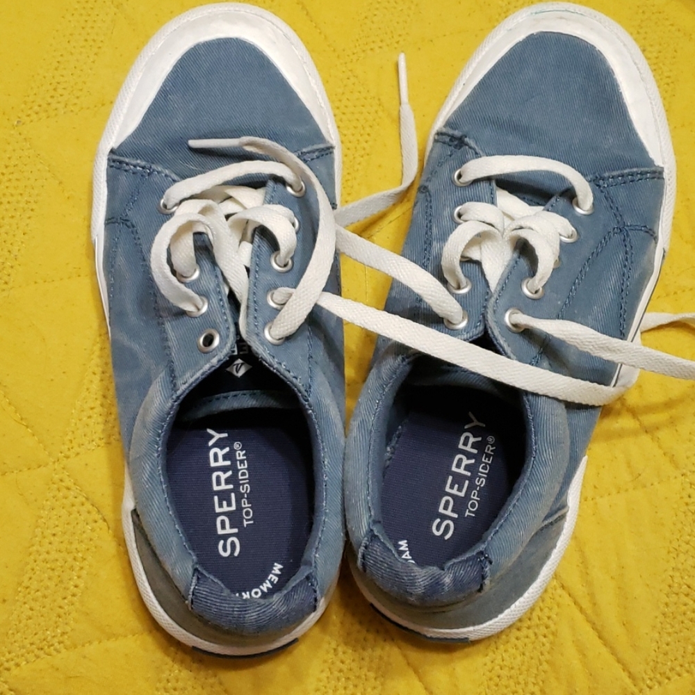 Boys Sperry tennis shoes